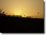 Let horkovzdu�n�ch balon� p�i z�padu slunce nad krajinou nedaleko Litovle