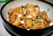 Recept online Tortellini se smetanou, hr�kem a slaninou
