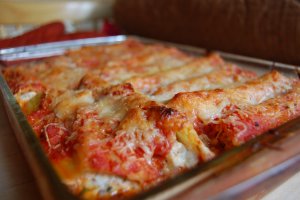 Recept online: Cannelloni s mlet�m masem: Zape�en� cannelloni pln�n� sm�s� mlet�ho telec�ho, raj�at, �ampion�, cukety a oliv, sypan� s�rem