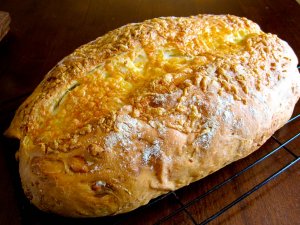 Recept online: Dom�c� chl�b se s�rem a bylinkami: K�upav� dom�c� chleba s dv�ma druhy s�r� a bylinkami