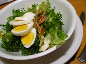 Recept online: Hl�vkov� sal�t s vejci: Hl�vkov� sal�t s vejci, ope�en�mi kostkami chleba, parmez�nem a olivov�m olejem