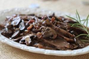 Recept online: Kr�t� sm�s na �ampionech: Prou�ky kr�t�ho masa v lahodn� smetanov� om��ce se slaninou a �ampiony