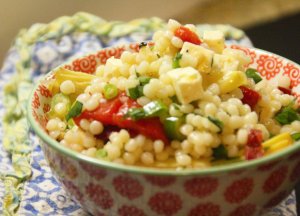Recept online: Kuskus s mandlemi a pe�en�mi paprikami: Lehk� vegetari�nsk� j�dlo - oko�en�n� kuskus s hr�kem a zeleninou, sypan� mandlemi a prou�ky grilovan� papriky