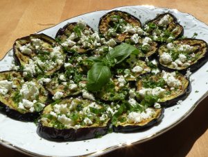 Recept online: Lilek s fetou: Ko�en�n� pl�tky sma�en�ho lilku s ov��m s�rem feta
