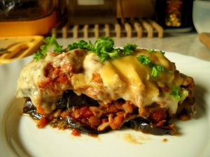 Recept online: Musaka: Tradi�n� �eck� pokrm - zape�en� mlet� maso s lilkem, �erven�m v�nem, raj�aty, �esnekem, zalit� s�rovou om��kou