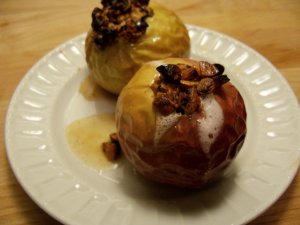 Recept online: Pe�en� jablka s mandlemi a vanilkovou om��kou: Pe�en� jablka s n�pln� ze �lehan�ch b�lk�, mandl�, sko�ice, rozinek a calvadosu pod�van� s om��kou ze smetany a vanilkov�ho cukru