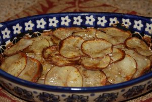 Recept online: Pe�en� brambory s parmskou �unkou: Pl�tky brambor se �unkou a zeleninou, pe�en� v ku�ec�m v�varu s ml�kem a s�rem