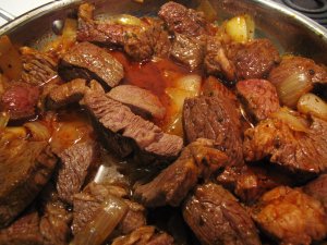 Recept online: Pivn� gul�: Hov�z� maso du�en� s ko�en�m,bylinkami a tmav�m pivem