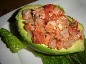 Recept online: Pln�n� avok�do: Avok�do s raj�aty a z�livkou jako osv�uj�c� p�edkrm pro hork� dny