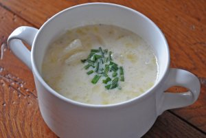 Recept online: P�rkov� pol�vka : Vynikaj�c� kr�mov� pol�vka z rozmixovan�ho p�rku, cibule a brambor, zjemn�n� smetanou