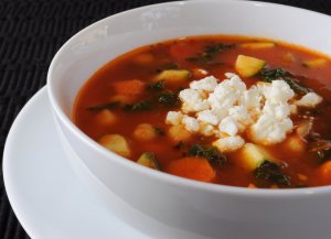 Recept online: Raj�atov� pol�vka: Rychl� pol�vka z raj�at, cibule, �esneku a cukety zjemn�n� porc� smetany