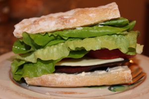 Recept online: Rozpe�en� ciabatty s oblohou: Grilovan� k�upav� ciabatty oblo�en� s�rem, rukolou, raj�aty a pl�tky uzen� �unky