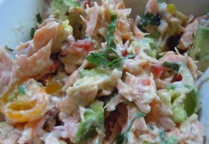 Recept online: Rusk� sal�t s lososem: Sal�t z jablek, �erven� �epy, okurek, k�enu, kopru a cibulky s kousky lososa