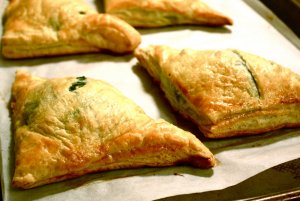 Recept online: ��te�ky z listov�ho t�sta se �pen�tem: K�upav� trojhr�nky z listov�ho t�sta pln�n� ochucen�n �pen�tem a italsk�m s�rem ricotta