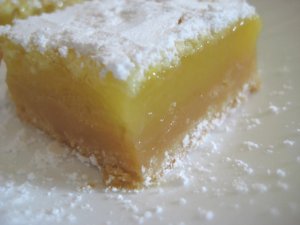 Recept online: Sn�hov� citronov� mou�n�k: Mou�n�k z citronov�ho t�sta ozdoben� nad�chan�m sn�hem