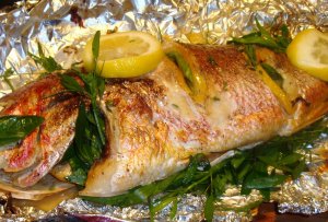 Recept online: Treska pe�en� v alobalu: ��avnat� ryb� filety upe�en� v alobalu s cuketou, �esnekem, s�rem a zelenou nat�