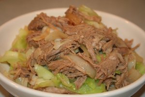 Recept online: Vep�ov� panenka se zel�m: Kousky vep�ov�ho masa s pikantn� upraven�m �erven�m zel�m